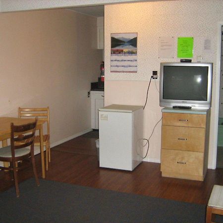 Airport Inn Квінел Номер фото