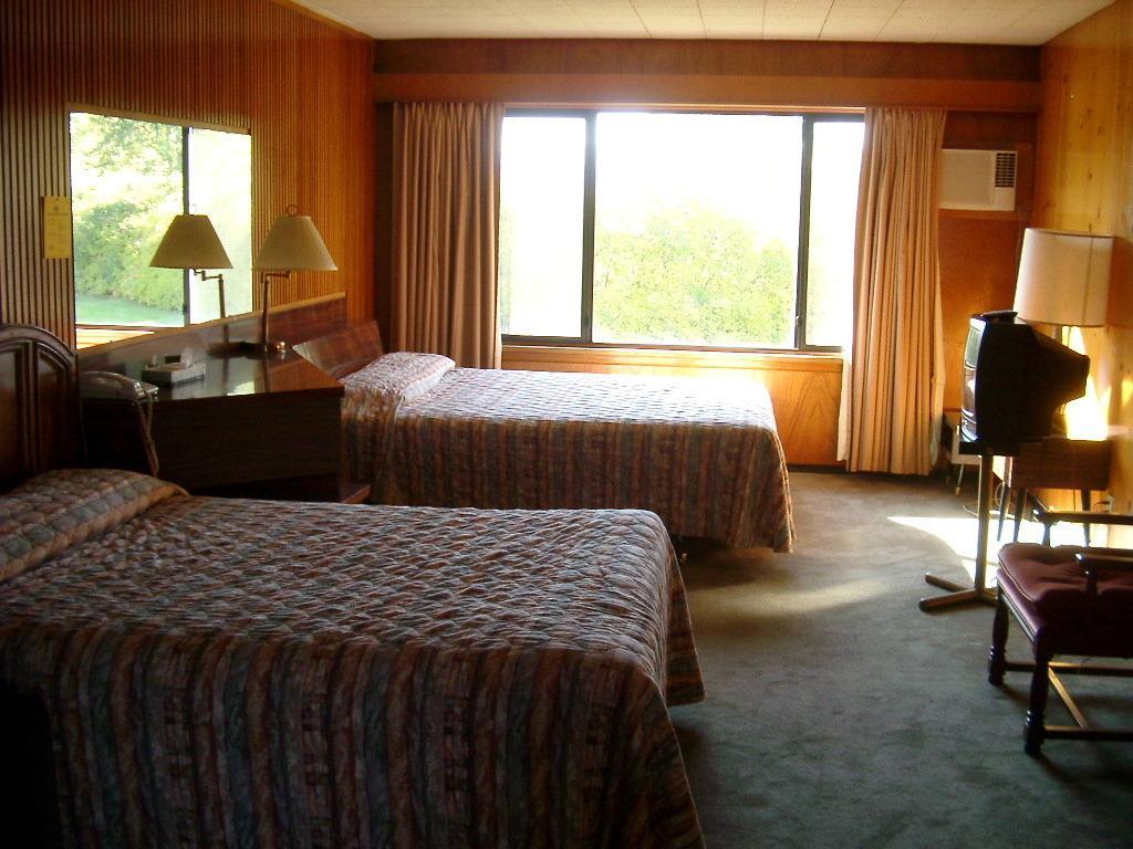 Airport Inn Квінел Екстер'єр фото
