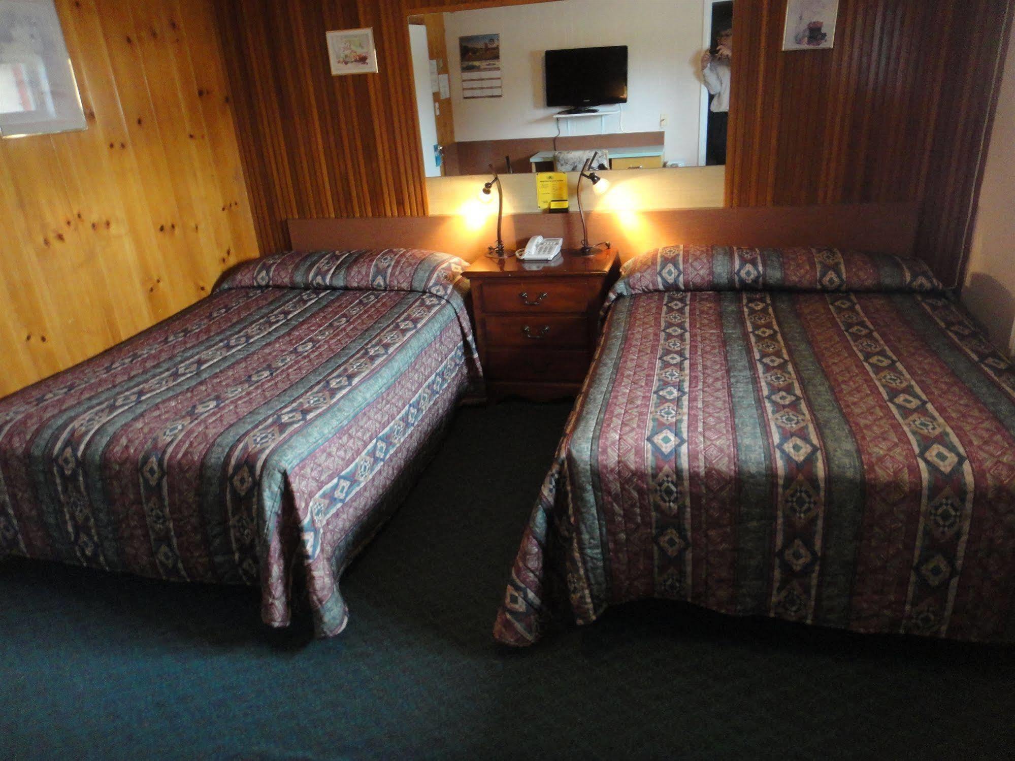 Airport Inn Квінел Екстер'єр фото