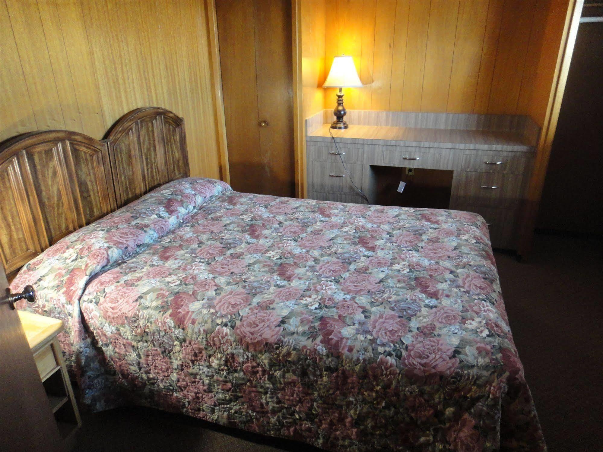 Airport Inn Квінел Екстер'єр фото