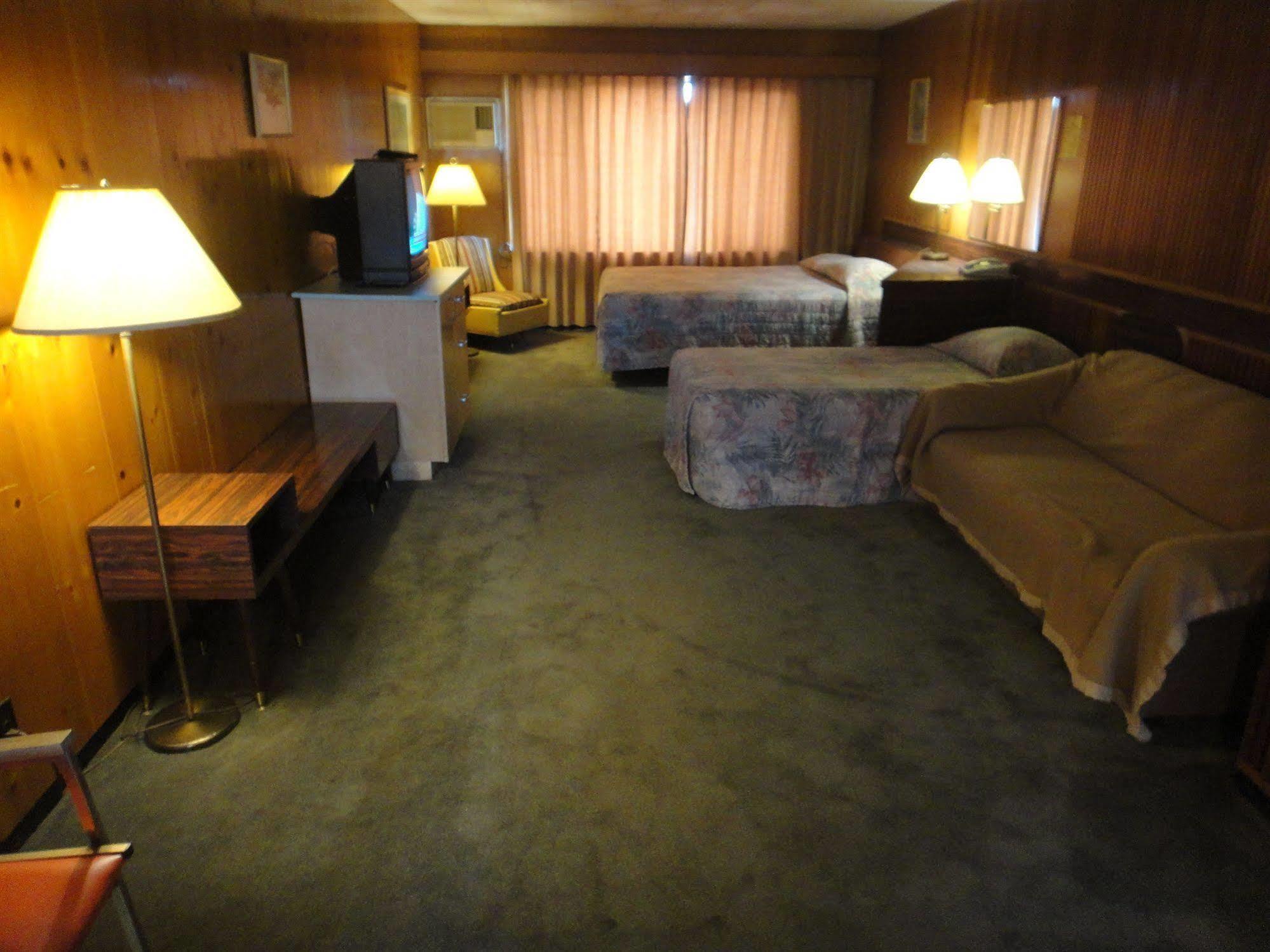 Airport Inn Квінел Екстер'єр фото