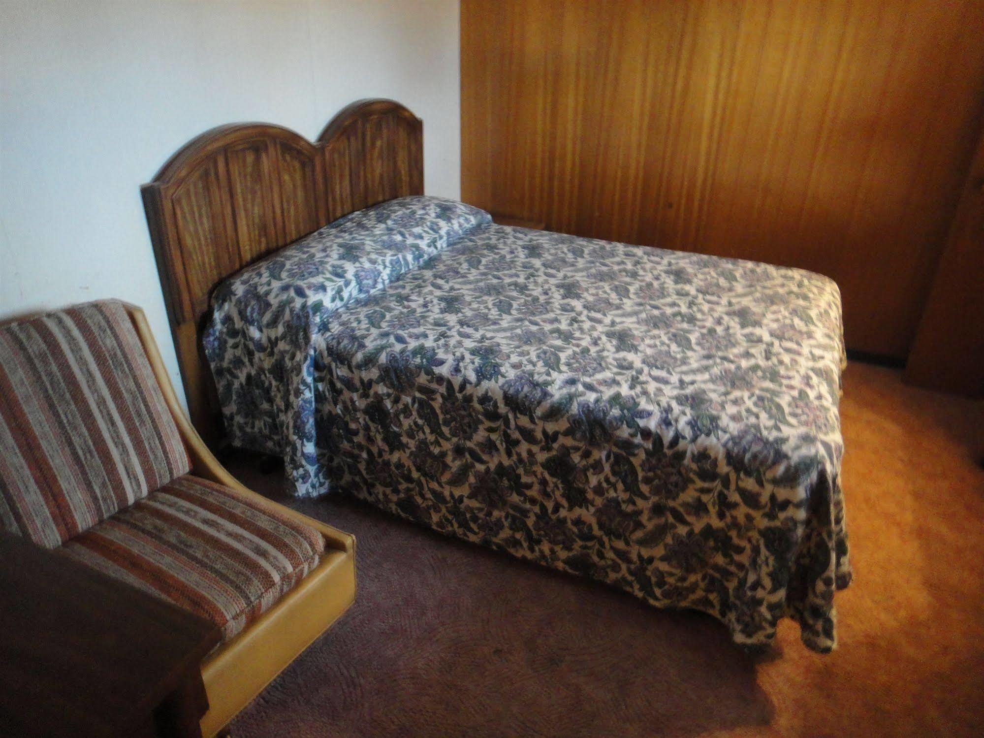 Airport Inn Квінел Екстер'єр фото