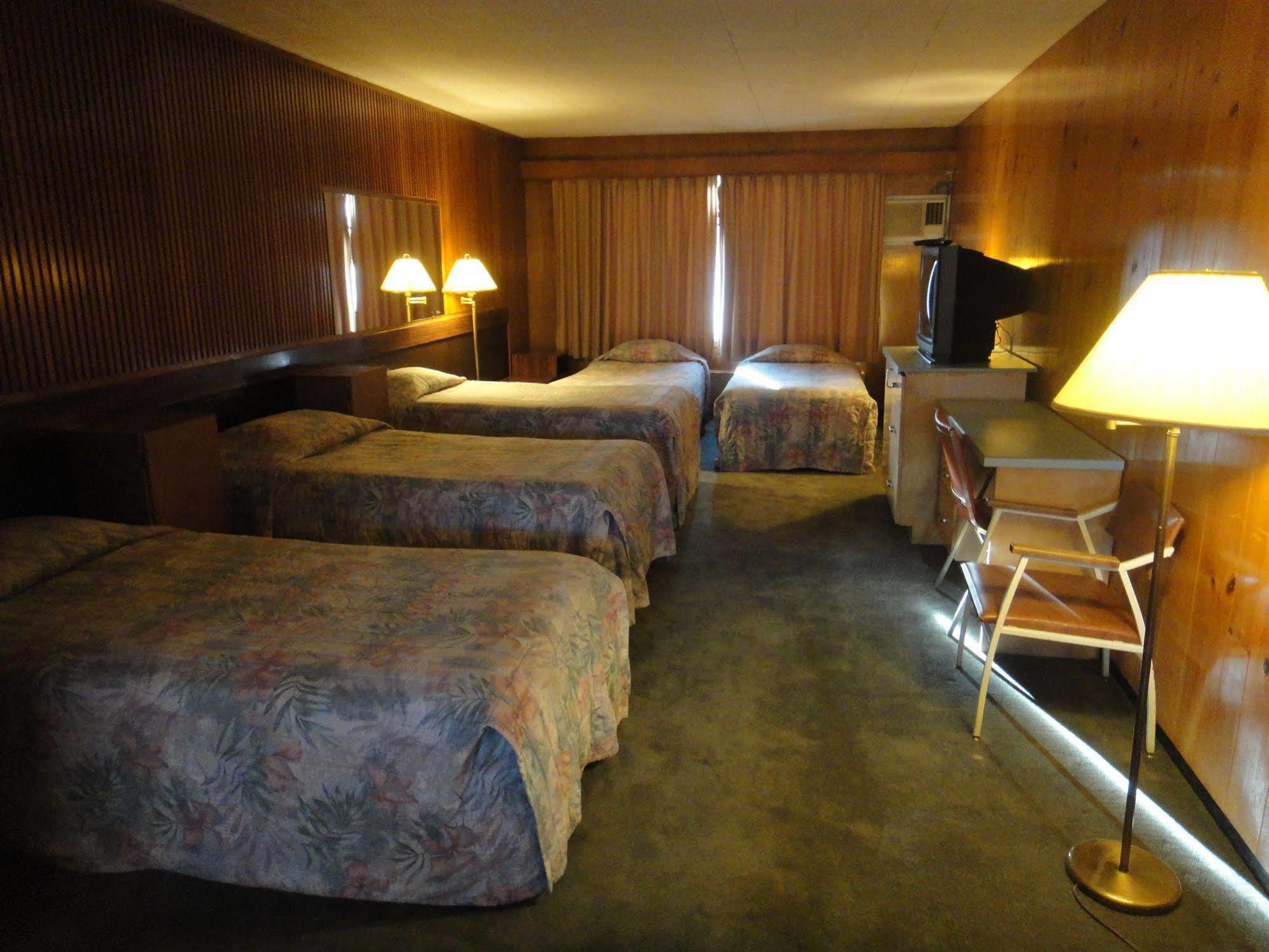Airport Inn Квінел Екстер'єр фото