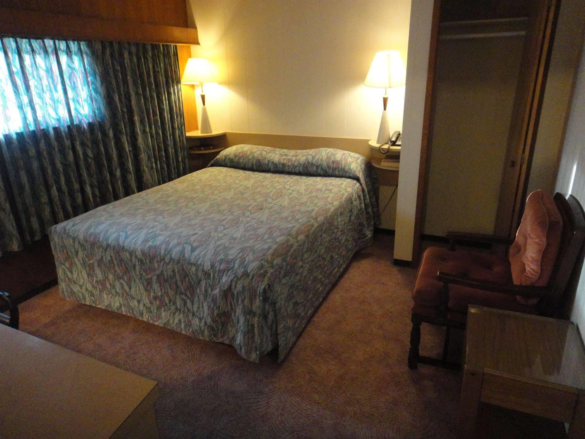 Airport Inn Квінел Екстер'єр фото